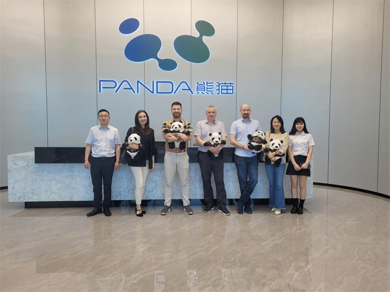 Ռուս հաճախորդը այցելում է Panda Group-1